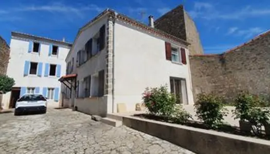 ensemble immobilier au centre d'un village touristique