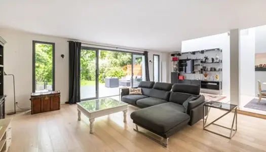Rueil-Malmaison - COEUR DE VILLE - Maison à vendre - 332m² au sol - Terrasse et Jardin. 