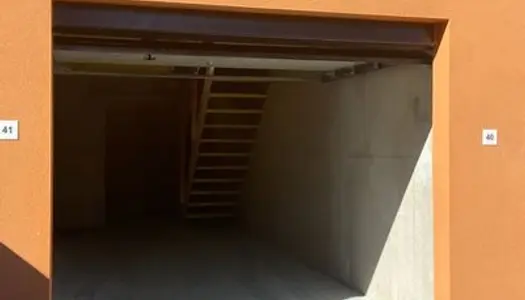 Loue garage 26m² avec mezzanine de 21m² 