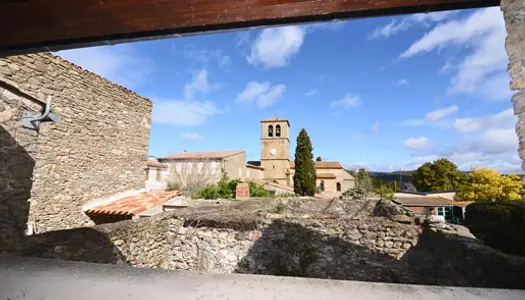 Maison en pierre rénovée avec goût avec garage et cour