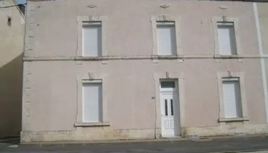 MAISON a AUNAC 6 PIECES ET DEPENDANCES