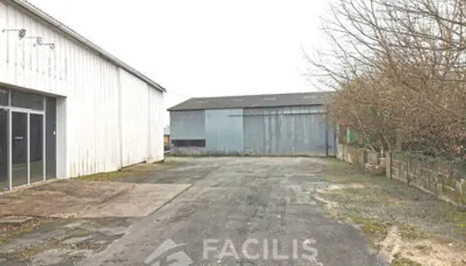 Deux hangars d'environ 400 m2 chacun - St-Hilaire-des-Loges - 2300 m2