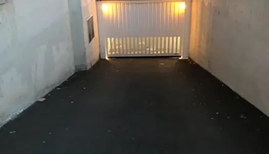 Place de parking souterrain, esplanade, place d'Islande 