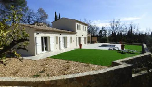 Une belle maison récemment construite, 4 chambres, vue, piscine, quelques pieds de vignes, proximit