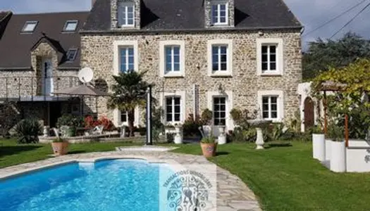 Propriété familiale avec deux logements et piscine chauffée à 2,5km du bourg de Portbail 