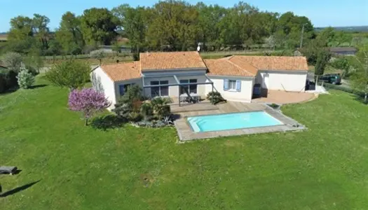 Superbe Pavillon de Plain-Pied avec de Belles Vues et Piscine