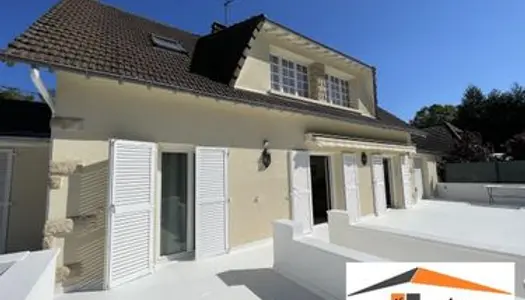 1300 m2 de terrain : belle maison de bords de Seine de 217m2, terrasse 100 m2 