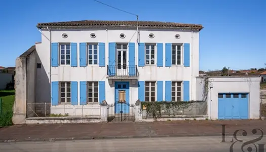 Villeneuve sur lot, proche commodités à pieds, grande maison de ville à rénover avec garag