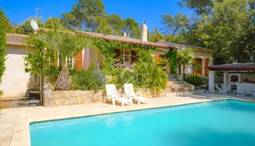 Taradeau belle villa traditionnelle avec piscine sur un terrain arboré 