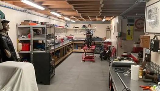 Atelier de réparation et vente de motos, Méditerranée