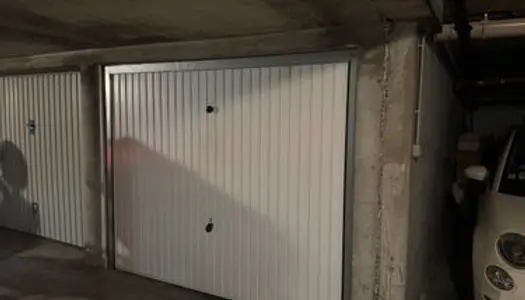 Garage box fermé 14m2 dans résidence sécurisée 