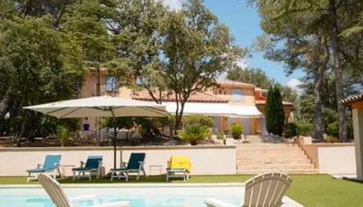Villa, tennis, piscine dans le Luberon 