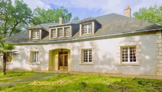 Belle propriété avec dépendances sur 8 hectares de forêt 