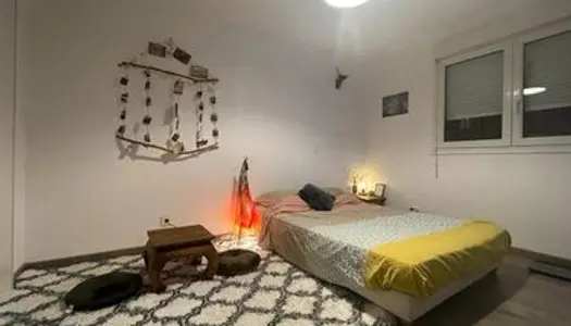 Chambre dans maison avec jardin 