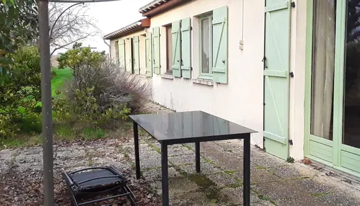 Pavillon de plain pied sur un terrain de 1500 m2 idéale pour une famille avec enfants.