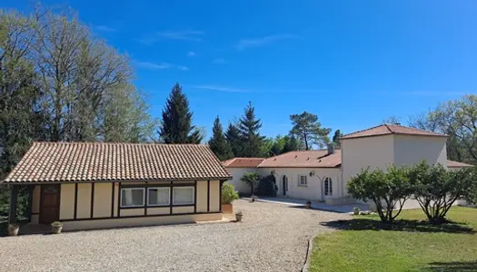 Magnifique propriété de 3 maisons dans 5 ha boisés