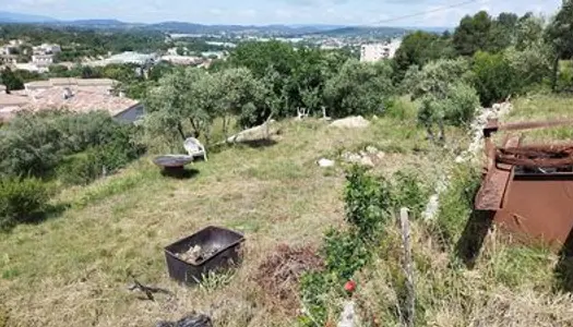 Beau terrain d'environ 1300 m² avec vue dominante sur APT 