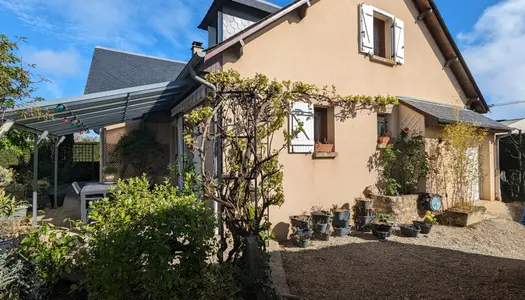 Sur la commune de Lioujas, Jolie maison exposée Sud avec un jardin plat, clos et arboré 