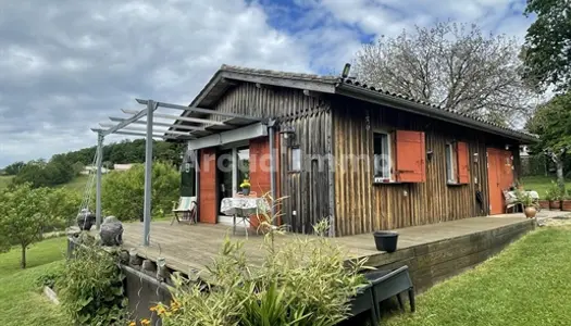 Maison en bois sur un terrain de 2 052 m2 avec une superbe vue dans la vallée. 