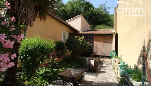 A vendre une maison de plain pied avec un jardin et un garage 