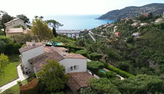 Charmante Villa avec Vue Panoramique sur la Mer et les Montagnes à Mandelieu-la-Napoule 