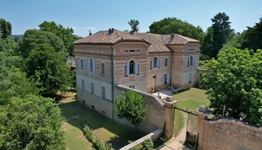 Château historique exceptionnel dans un parc paysager à Uzès Caractéristiques architectura 