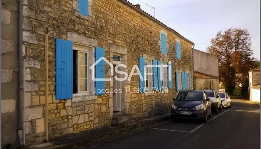 Charentaise à rénover dans une rue calme du village