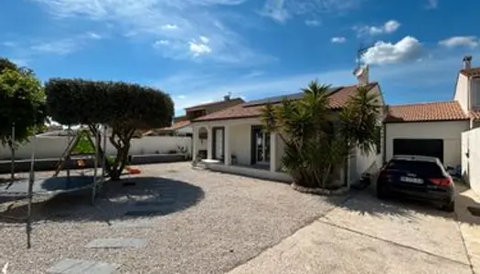 Villa avec piscine et panneaux solaires 