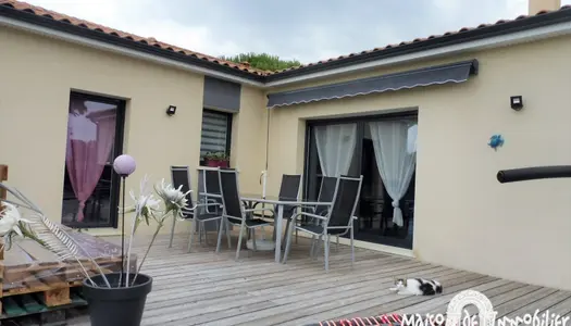 PLAIN PIED CONTEMPORAIN DANS VILLAGE A VENDRE AU SUD DE ROYA 