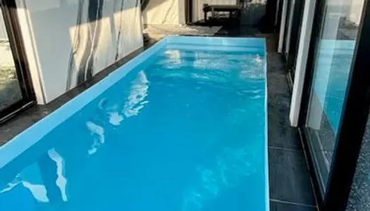 Ensemble immobilier haut de gamme avec piscine et jacuzzi intérieure 