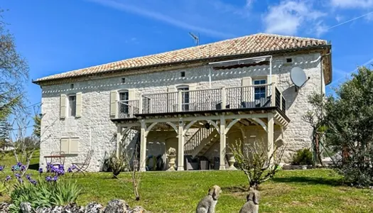 Charmante propriété remplie d'histoire sur les hauteurs d'un hameau du Quercy