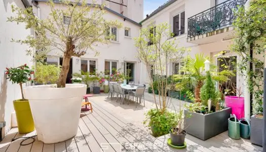 Maison avec grande cour arborée au coeur de la ville 