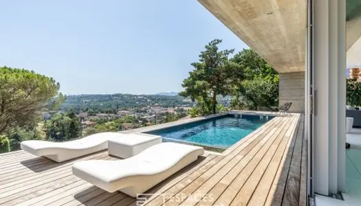 Maison rénovée avec extension contemporaine avec piscine et vue 