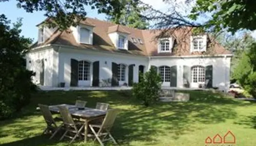 Maison 8 pièces de 243 m² sur terrain paysagé de 1835 m² 