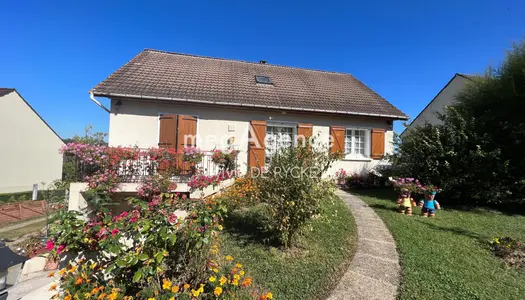 Maison sur sous sol total et son terrain clos et arboré de 802m2 