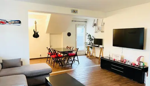 Appartement 4 Pièces avec Étages et Deux Terrasses 