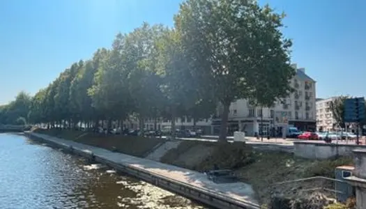 Très beau grand F1 à Caen bord de l orne 