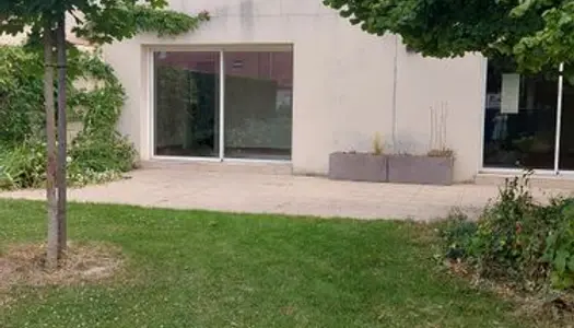 Grande maison au calme avec jardin dans un bourg 