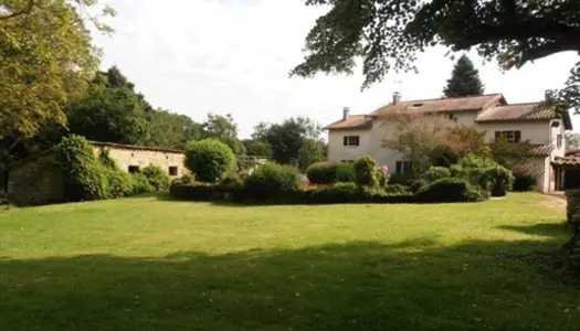 Jolie Maison De Campagne Avec Un Beau Parc 