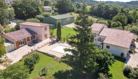 Ensemble immobilier comprenant 2 maisons et un hangar 