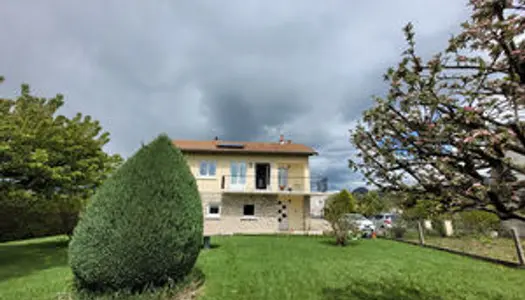 Maison avec terrain clos et garage dans le centre de Saint-julien-chapteuil 