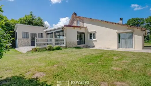 Maison de campagne en pierre dans son jardin de plaisance. 