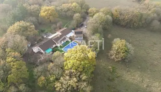 Vaste maison contemporaine sur le causse, entre vallées du Lot et du Célé. 