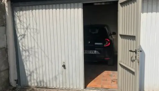 Garage parking box 