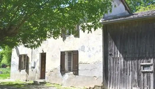 Maison en pierre à rénover située à Cours les Bains