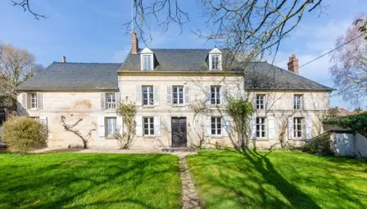 Maison de Maitre avec piscine, cour de tennis, atelier d'artistes et hangar à voitures proche de Ch