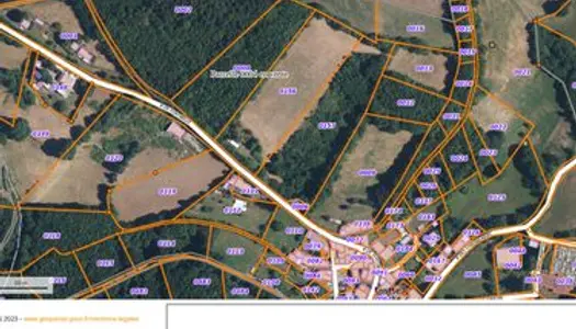 Terrain boisé dans village en limite de zone constructible 