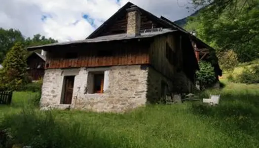 Grange alpine de type chalet en partie restaurée 