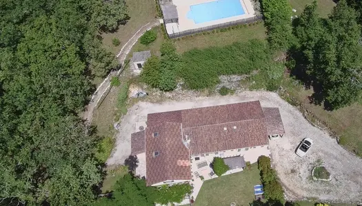 Maison spacieuse recente avec maisons d'amis, 8700 m2 de terrain avec piscine. Aucalme 