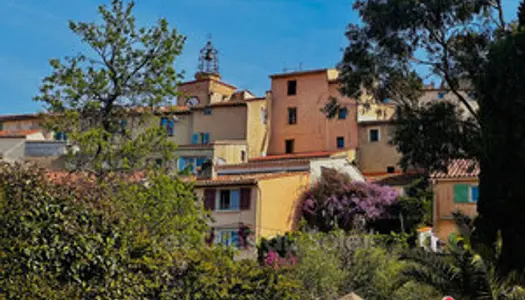 Maison de village au calme sur le Rocher de La Garde. Elle est